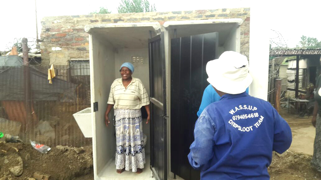 Replacing the bad with the good – New toilets in Deipsloot